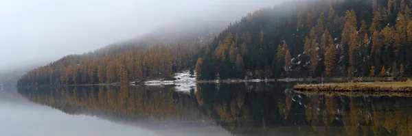 Jezero St. Moritz s prvním sněhem na podzim — Stock fotografie