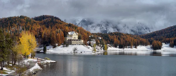 Lago St. Moritz com a primeira neve no outono — Fotografia de Stock