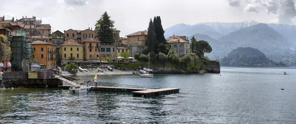 Podobně jako Como, Itálie 24 dubna 2014, jarní krajina na jezeře Como, — Stock fotografie