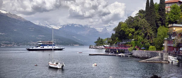 Podobně jako Como, Itálie 24 dubna 2014, jarní krajina na jezeře Como, — Stock fotografie
