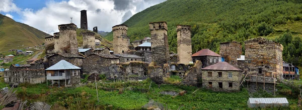 Ushguli villaggio di alta montagna con torri — Foto Stock