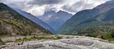 Dağ manzaralı dağ nehri