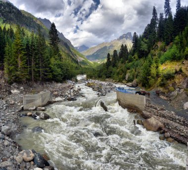 Dağ manzaralı dağ nehri