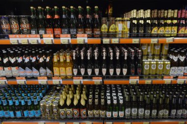 2015 Ukrayna, Kiev, silpo, vitrin, Süp bira ürünler