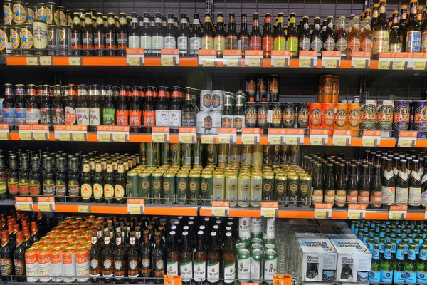 2015 Ukraine, Kiev, silpo, vitrine de produits de la bière dans la soude Image En Vente