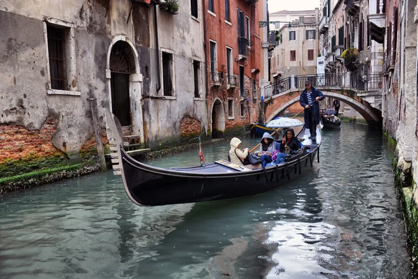 2013, 02 mai, Italie, Venezia, Gondolas sur le canal à Venise, 2013 — Photo
