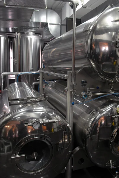 Fila de tanques em microcervejaria — Fotografia de Stock