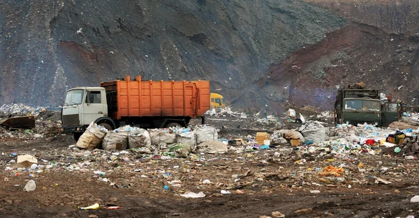Camion della spazzatura scarico presso la discarica — Foto Stock