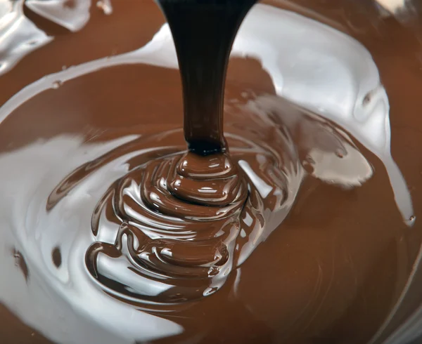 Veel chocolade vallen van bovenaf — Stockfoto