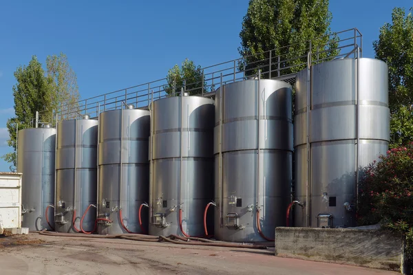 Tanques com vinho na adega — Fotografia de Stock