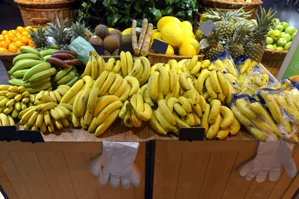 Vetrine di agrumi al supermercato — Foto Stock