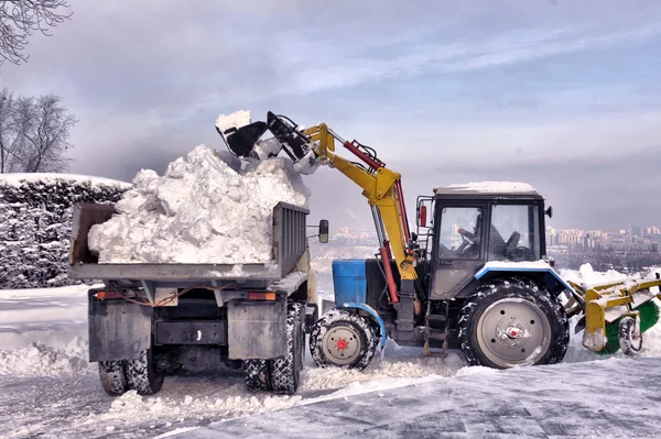 Pulizia e carico neve sul camion — Foto Stock