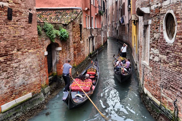 2013, 02 mai, Italie, Venezia, Gondolas sur le canal à Venise, 2013 — Photo