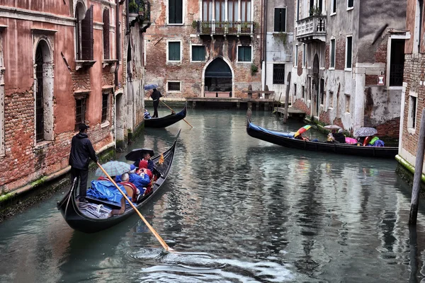 2013, 02 de mayo, Italia, Venezia, Gondolas en el canal en Venecia, 2013 — Foto de Stock