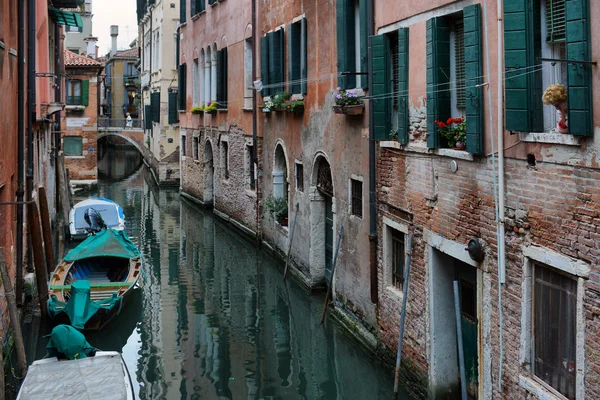 2013, Maio, 02, Itália, Venezia, Gondolas no canal em Veneza, 2013 — Fotografia de Stock