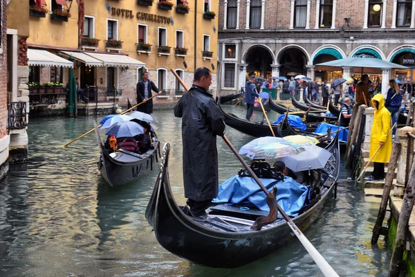 2013, 02 mai, Italie, Venezia, Gondolas sur le canal à Venise, 2013 — Photo