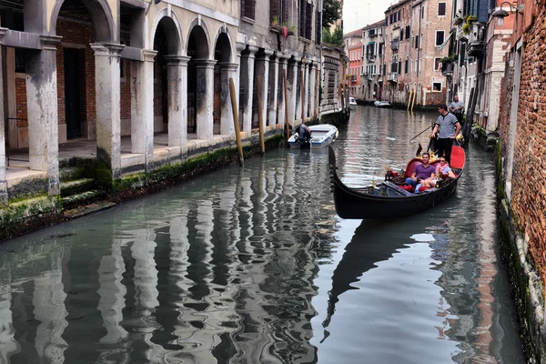 2013, Maio, 02, Itália, Venezia, Gondolas no canal em Veneza, 2013 — Fotografia de Stock