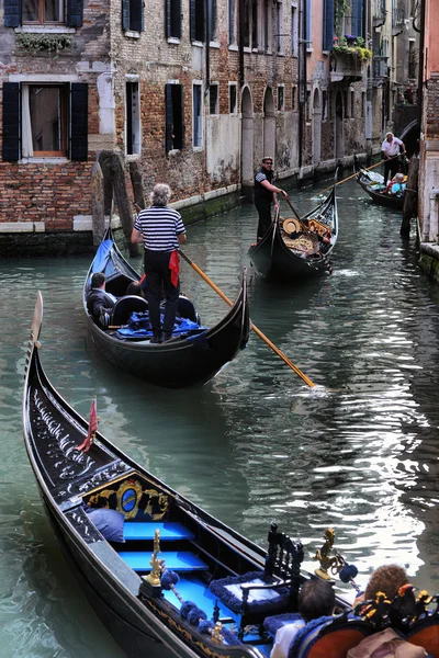 2013, Maio, 02, Itália, Venezia, Gondolas no canal em Veneza, 2013 — Fotografia de Stock