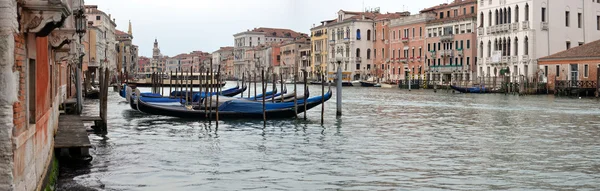 2013, Maio, 02, Itália, Venezia, Gondolas no canal em Veneza, 2013 — Fotografia de Stock