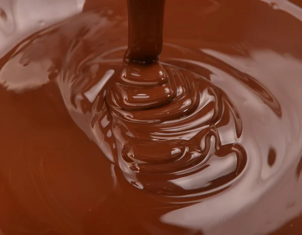 Veel chocolade vallen van bovenaf — Stockfoto