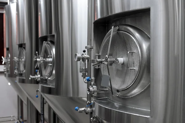 Ряд резервуарів в мікро пивоварні — стокове фото