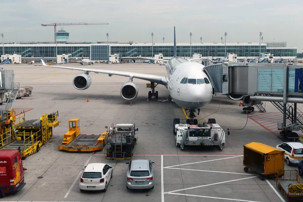 MUNICH, GERMANY, SEPTEMBRE 2014: Lufthansa airbus airplane parke — Stock Photo, Image