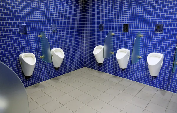 Mictórios automáticos em um banheiro moderno — Fotografia de Stock