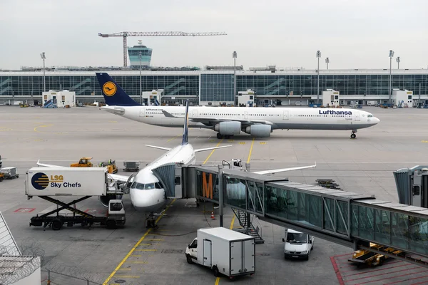Münih, Almanya, Septembre 2014: Lufthansa airbus uçak parke