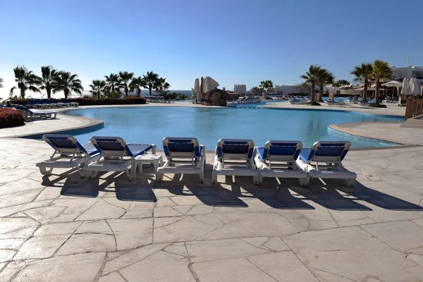 Swimming pool with sun beds at the hotel — Stock Photo, Image