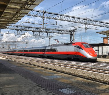 yüksek hızlı tren tren istasyonunda 