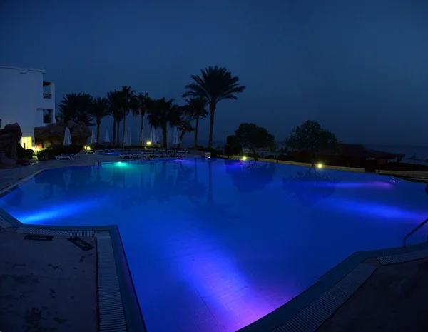 Zwembad in het hotel's nacht verlicht — Stockfoto