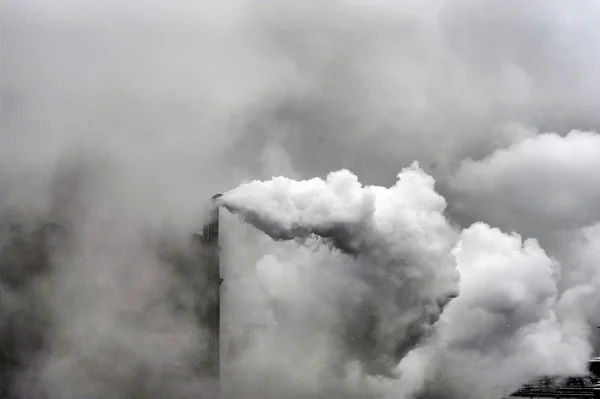 Si evidenzia il fumo dell'industria pesante — Foto Stock