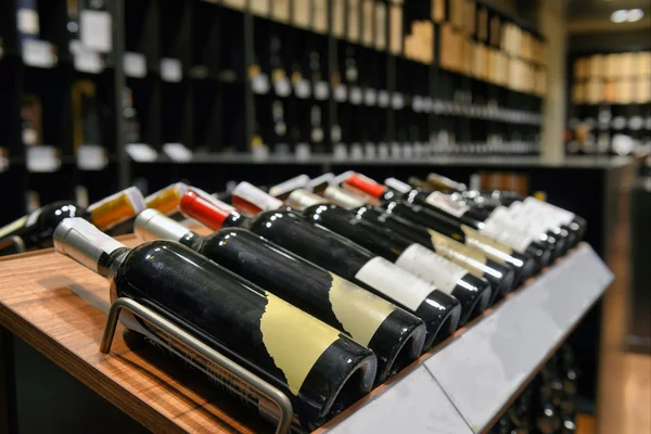 Rött och vitt vin i flaskor — Stockfoto