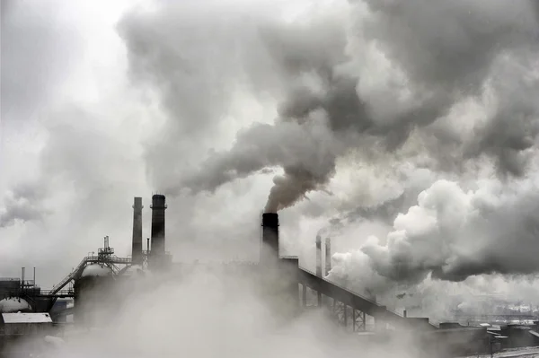 La fumée de l'industrie lourde est mise en évidence — Photo