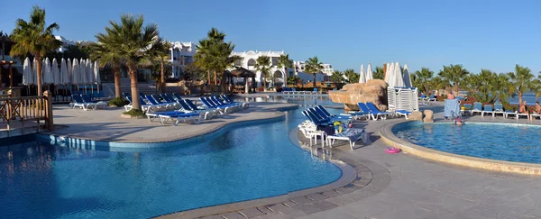 Africa, Egypt, January 12, 2016, Swimming pool with sun beds at — Stock Photo, Image