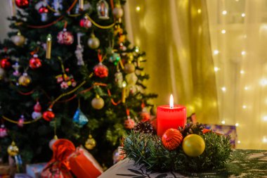 Yanan mum ve yılbaşı arifesinde oyuncaklarla Noel ağacı