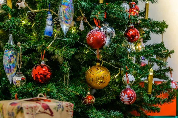 Красивые Рождественские Игрушки Висят Елке Канун Нового Года — стоковое фото