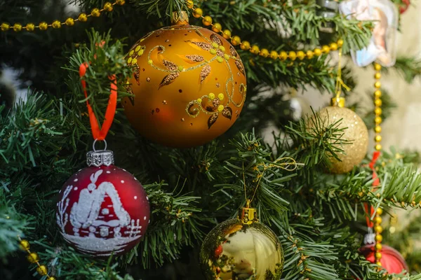 Желтый Рождественский Шар Висит Рождественской Елке Фоне Светящейся Гирлянды — стоковое фото
