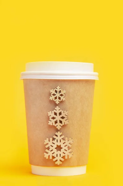 Café de vidro eco para ir com um floco de neve em um fundo amarelo brilhante — Fotografia de Stock