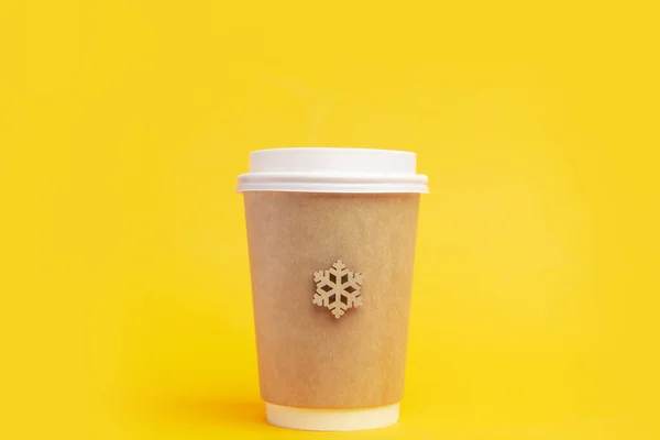 明るい黄色の背景に雪の結晶と一緒に行くエコグラスコーヒー — ストック写真
