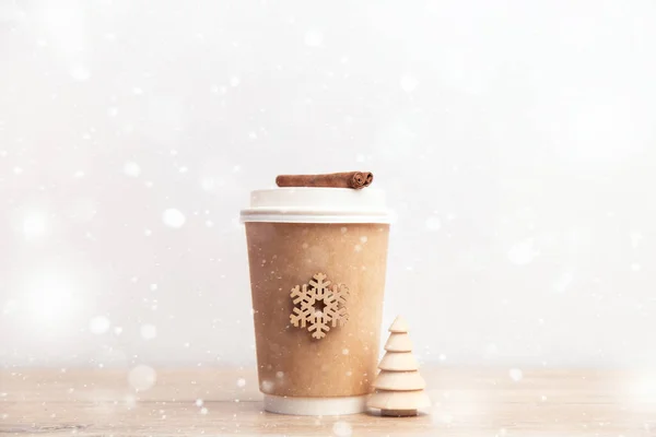 Xícara de papel de café em um fundo de Natal branco e de madeira. — Fotografia de Stock