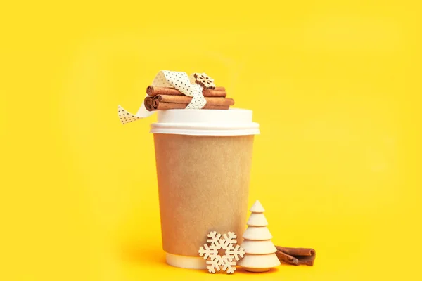 Café de vidro eco para ir com um floco de neve em um fundo amarelo brilhante — Fotografia de Stock