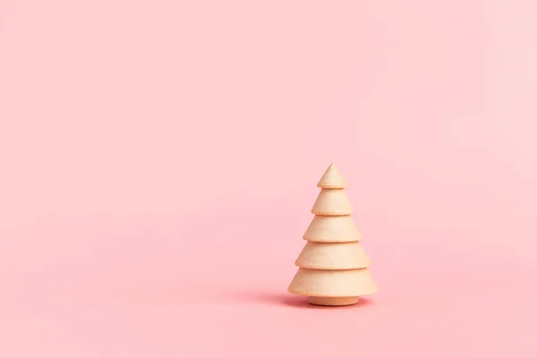 Albero di Natale in legno con stella d'oro Natale su sfondo rosa minimalismo nuovo concetto Anno 2020 — Foto Stock