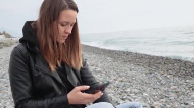  Akıllı telefon ses tanımlaması kullanan kız