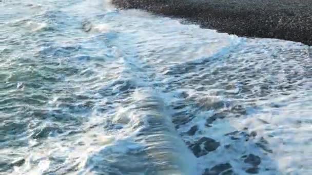 Belles Grandes Vagues Mer Sur Une Plage Galets Couchers Soleil — Video