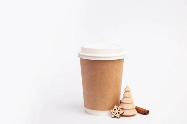 白と木のクリスマスの背景にシナモンと一緒に行く芳香のあるコーヒーの紙コップ コンセプトドリンクテイクアウト新年2021年降雪量雪の結晶 — ストック写真