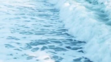 Çakıl taşlı sahilde güzel deniz dalgaları. Atlantik Okyanusu plaj günbatımı. Su dokusu