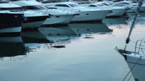 Afgemeerde jacht boten in de avond bij zonsondergang uitzicht vanaf het water. toerismebeperkingen 2021 — Stockvideo