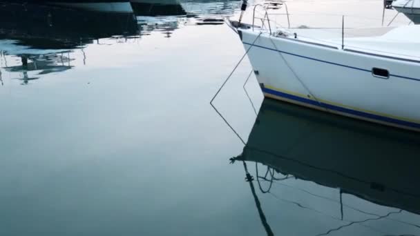Причалив яхти ввечері під час заходу сонця з води. обмеження туризму 2021 — стокове відео