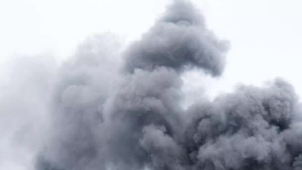Luftaufnahme einer grauen Rauchsäule, die starken Rauch von einem Feuer aufwirbelt. Naturkatastrophen, Luftverschmutzung. Luftemissionen. — Stockvideo